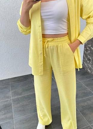 Костюм з льону в трендовий кольорах