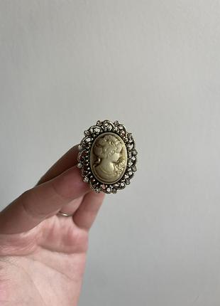 Металева вінтажна брошка класична камея у бежі