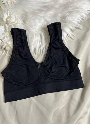 Черный бесшовный бюстгальтер топ