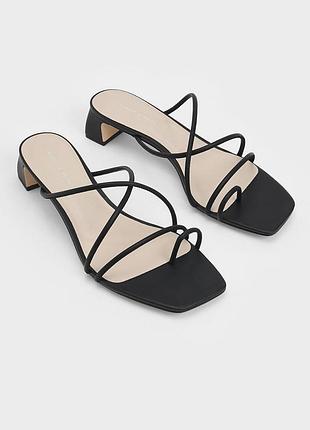 Сандалі , шльопанці meadow з ремінцями charles & keith