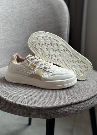 Женские кроссовки