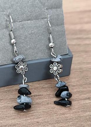 Красивые серьги камень