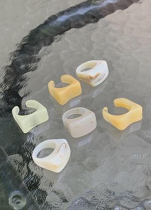 Бежева каблучка з епоксидної смоли масивна каблучка під камінь