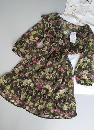 Stradivarius сукня коротка у квіти з рюшами воланами