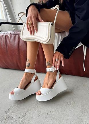 Кожаные босоножки на платформе