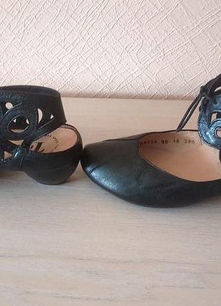 Розкішні шкіряні босоніжки .