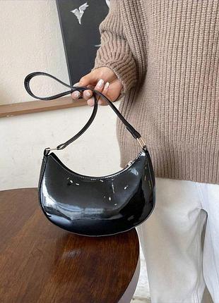 Мини сумка женская в черном цвете, лаковая искусственная кожа