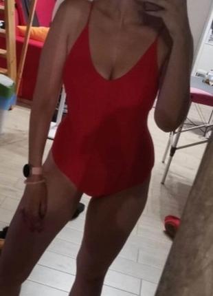 Стильный сдельный купальник в красном цвете для пляжа и бассейна7 фото