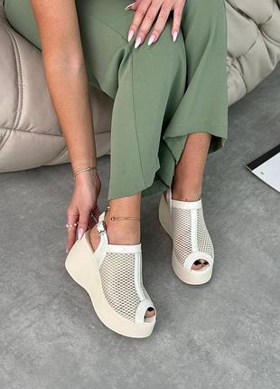 Натуральні шкіряні бежеві босоніжки в сітку на танкетці