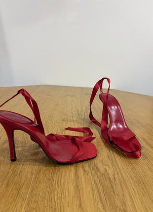 Ідеальні нові босоніжки на завʼязках