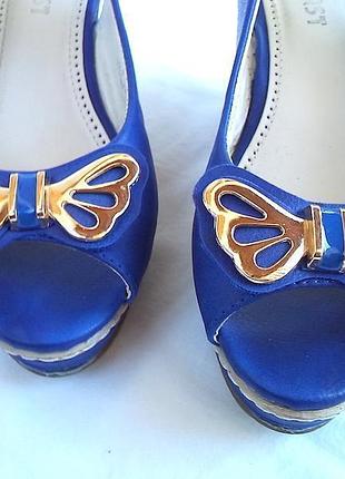 Босоножки синие,на танкетке