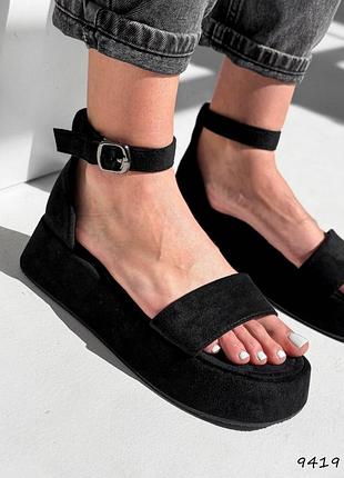 Чорні замшеві босоніжки на платформі з закритою пʼятою ремінцем