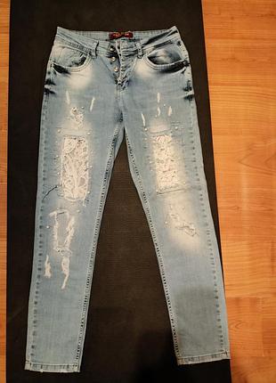 Джинсы с эффектными вставками