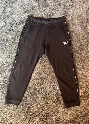 Спортивный костюм reebok.