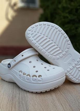Шлепанцы crocs белые с логотипом