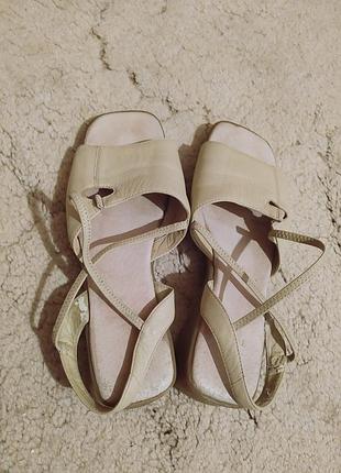 Кожаные босоножки, полиуретановая подошва.