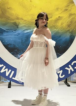 Сукня випускна або весільна