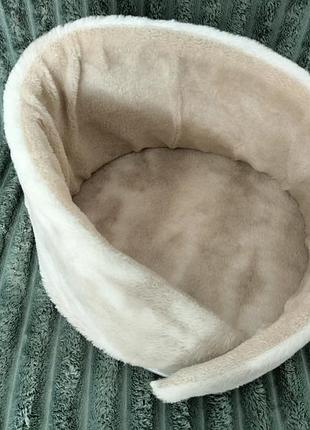 Лежанка для котів і собак