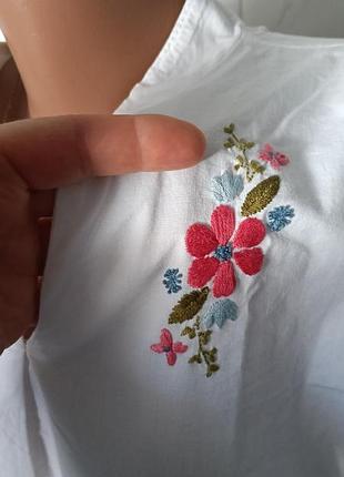 Легка, батистова блуза з вишивкою.44-46