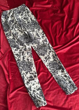 Зауженные принтовые брюки