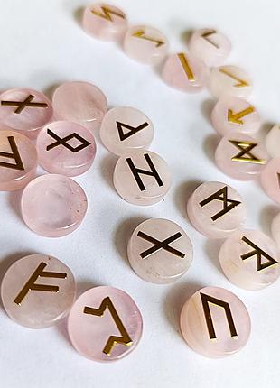 Набор скандинавских рун из розового кварца. набор рун для гадания из натурального камня