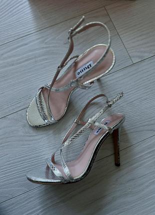 Босоніжки на каблуку