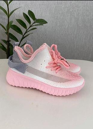 Стильні ізі для дівчаток.