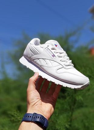 Мужские стильные кроссовки. reebok classic (белые с перфорацией).