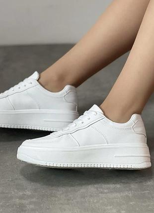 Жіночі білі базові кросівки 💕 білі базові кросівки на пласкій підошві 💕