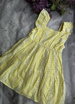 Яскрава сукня