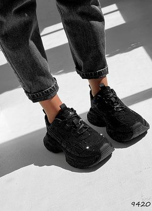 Чорні замшеві блискучі кросівки зі стразами в стразах на товстій підошві платформі