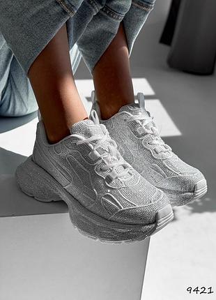 Білі замшеві блискучі кросівки зі стразами в стразах на товстій підошві платформі