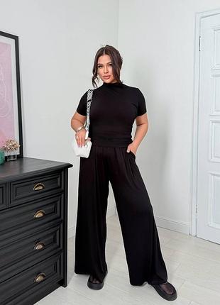 Брючный костюм футболка и свободные брюки