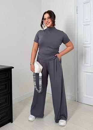 Прогулочный костюм футболка и свободные брюки