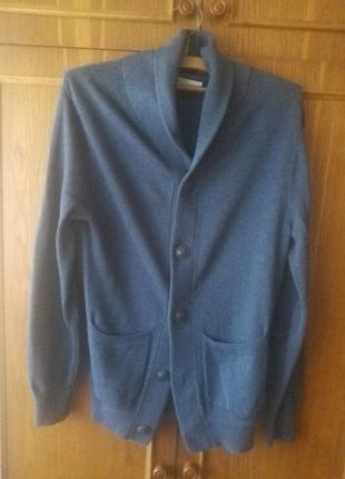 Свитер синего цвета.