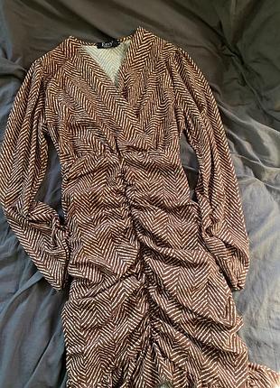 Жіноча сукня великого розміру (xl), коричнево-біла, з вирізом, рукавами, рюшами та драпіруванням.