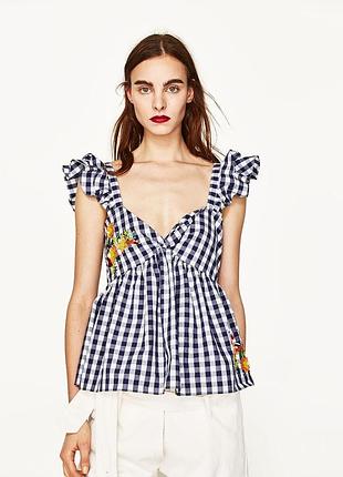 Дуже гарна майка блуза у клітинку з вишивкою zara з декольте