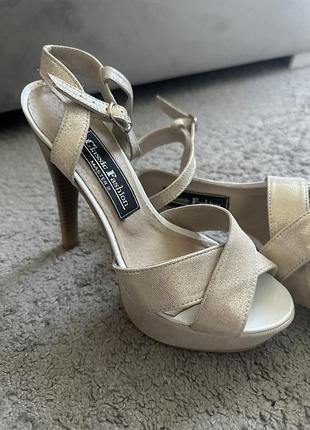 Шкіряні босоніжки, 35р., бежеві. високий каблук.