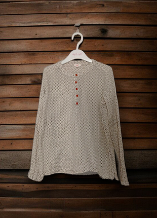Стильная блузка в мелкий принт с красными пуговицами