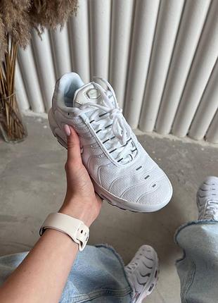 Nike tn plus triple white