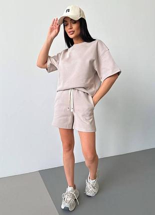 Летний костюм с шортами и футболкой