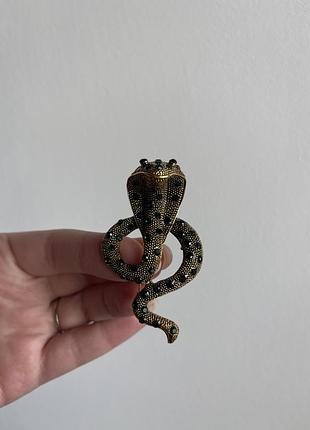 Металева брошка чорна кобра
