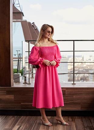 Красива довга сукня з відкритими плечима та довгими рукавами