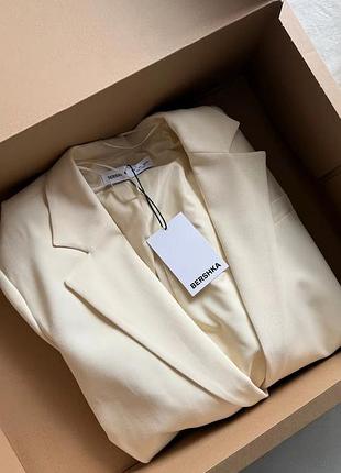 Блейзер с ремешками сзади bershka.