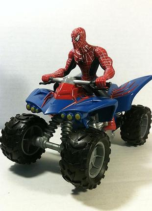 Продается оригинальная фигурка человека-паука в сидячей позе.