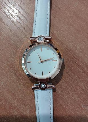 Часы женские на руку