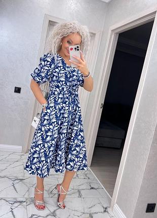 Женское летнее платье синее белое из софта приталенное нище коленей с короткими рукавами расклешенная с принтом