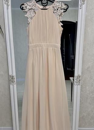 Гарне довге плаття ніжно бежевого кольору