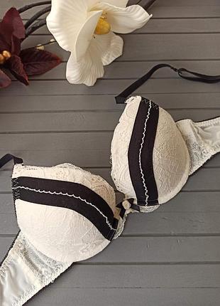 Гарний мереживний бюстгальтер із пушапом 75а