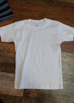 Біла футболка